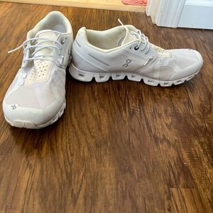 On Cloud Women’s running sneakers. Size 8.5